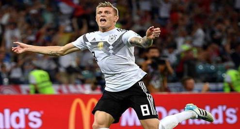 كروس يفلت من عاصفة الانتقادات بهدفه في الوقت القاتل أمام السويد بالمونديال 